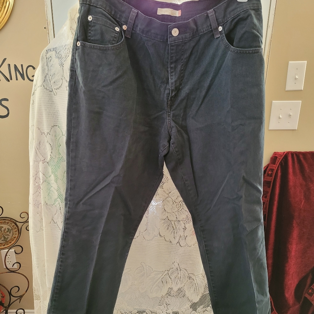 (2829)Levi Strauss and Co,550 Relaxed boot cut Black Jeans 👖